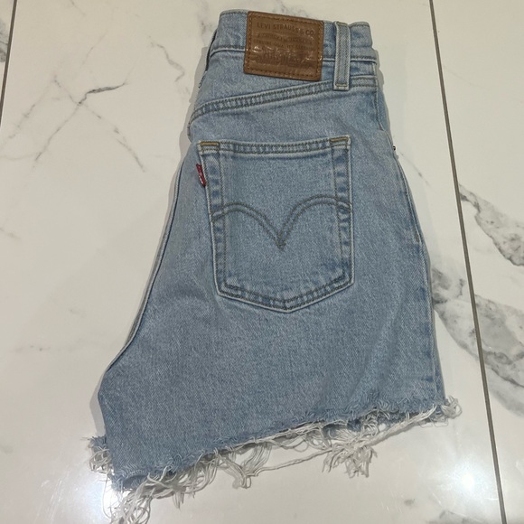 Levi’s Ribcage Shorts - Picture 2 of 4